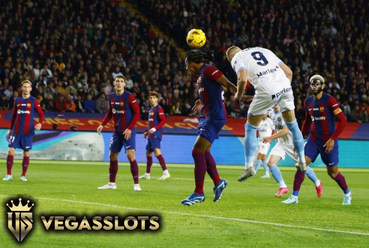 Artem Dovbyk mencetak gol untuk Girona pada laga melawan Barcelona Source: AP Photo/Joan Monfort