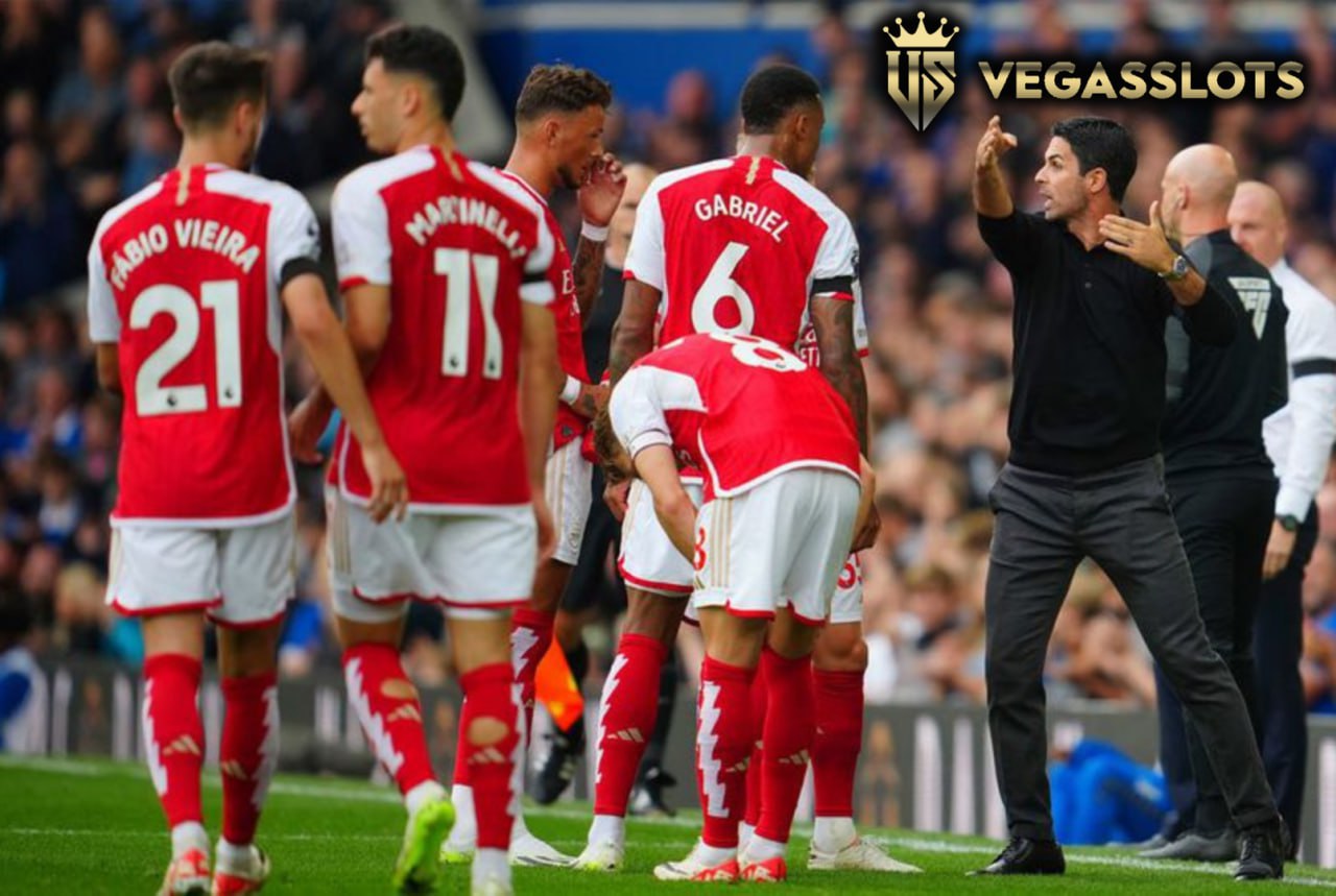 Manajer Arsenal, Mikel Arteta memberikan instruksi kepada para pemainnya saat melawan Everton pada pekan ke-5 Liga Inggris 2023/2024, Minggu (17/9/2023) WIB. Source: AP Photo/Jon Super