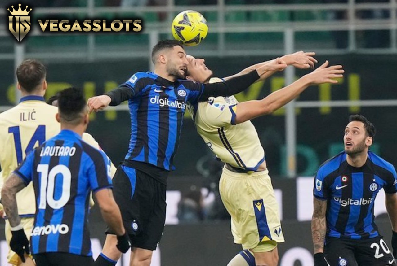 Duel antarpemain di laga Inter Milan vs Hellas Verona, Serie A 2022-2023 Source AP Photo/Luca Bruno