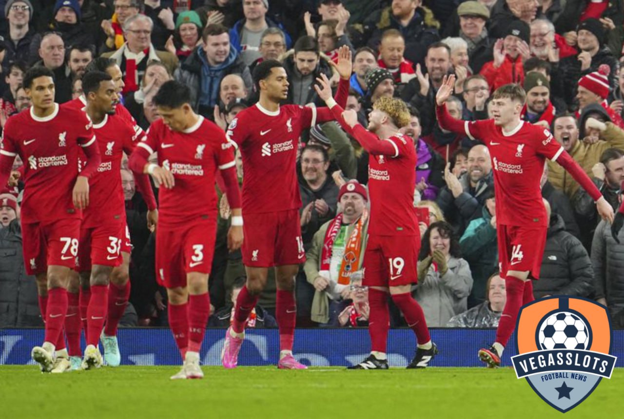 Skuad Liverpool merayakan gol Cody Gakpo ke gawang Luton Town di pekan ke-26 Premier League 2023/24 di Anfield, Kamis (22/02/2024) dini hari WIB. (c) AP Photo/Jon Super